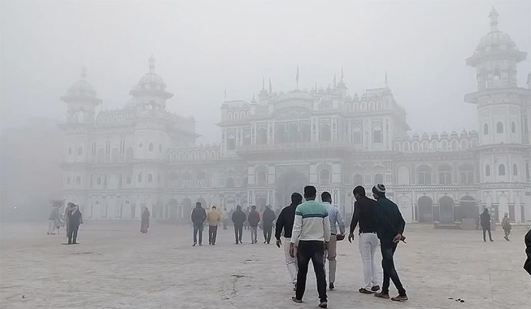 मधेशका जिल्लामा बाक्लो हुस्सु र कुहिरो, सतर्कता अपनाउन चिकित्सकको आग्रह