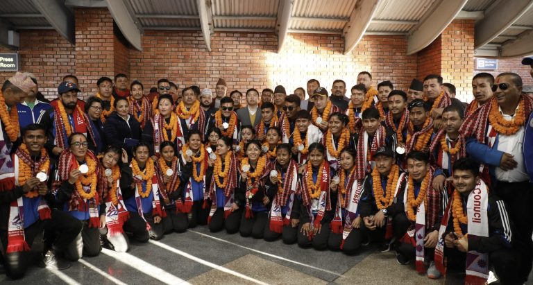 खो खो विश्वकपमा इतिहास रचेको नेपाली टोलीको भव्य स्वागत (फोटो फिचर)