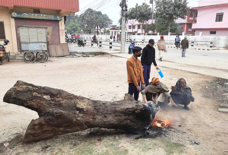 जाडोले सप्तरीको जनजीवन प्रभावित, आगो ताप्न दाउरा उपलब्ध गराइयो