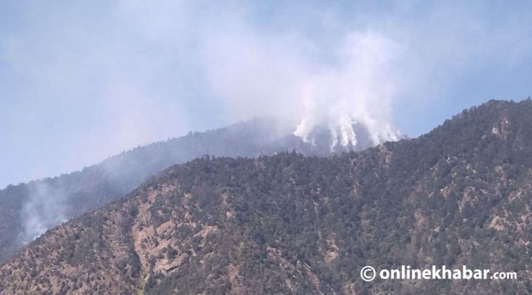 काभ्रेको महाभारतमा आगलागी नियन्त्रण बाहिर, बस्ती जोगाउन सेना-प्रहरी परिचालन