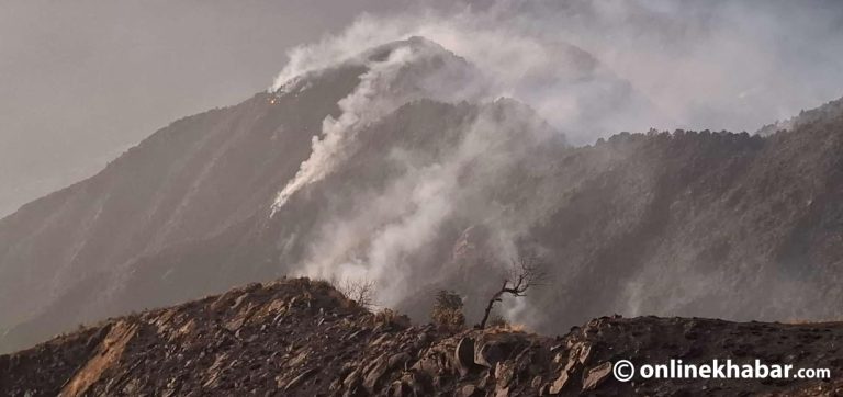 हेलिकोप्टरबाट २४ हजार लिटर पानी खन्याइयो, निभेन महाभारतको आगो