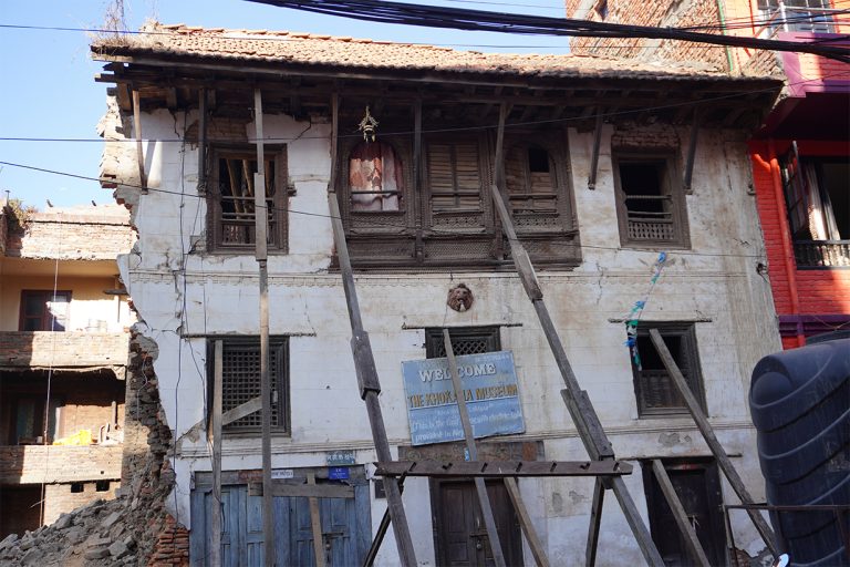 खण्डहर बन्दैछन् खोकनाका मौलिक घरहरू