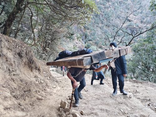 भरियाले धानेको छ खुम्बु क्षेत्रको ढुवानी