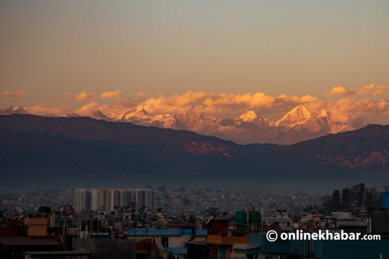 खुला काठमाडौंको आकाशमा मुस्कुराउन थाले हिमशृङ्खला (तस्वीरहरू)
