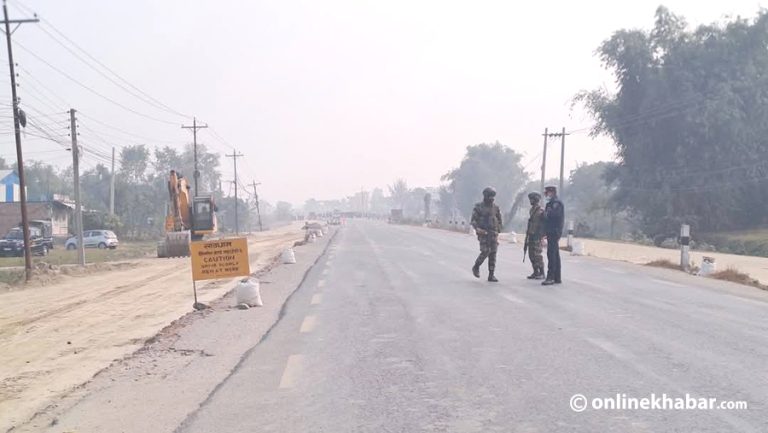 राजमार्गमा द्वन्द्वकालका बम खोज्दै प्रहरी