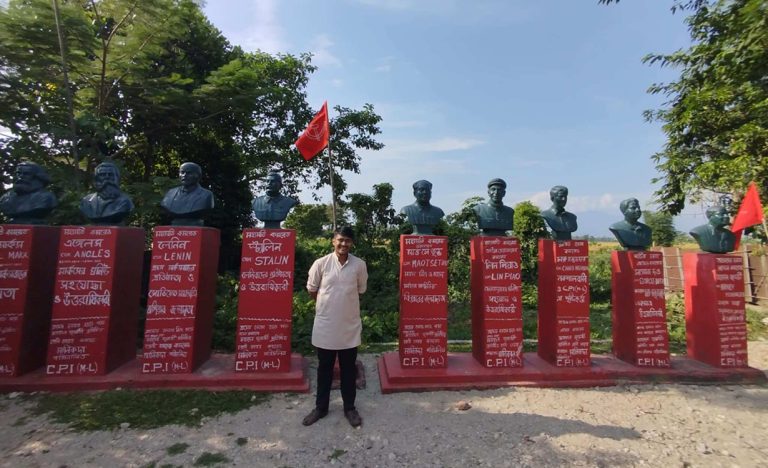 एउटा पुस्तकले डोर्‍यायो नक्सलबाडीतिर