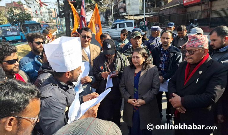 माइतीघरमा उभिएका नेत्र चापागाईंलाई भेटिन् शिक्षामन्त्रीले