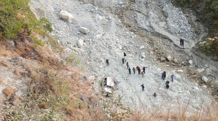 ओखलढुंगा जीप दुर्घटनाः घाइते चालकको भक्तपुरमा उपचार सुरु
