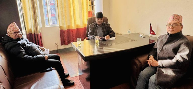 प्रचण्डले स्थगित गरे परिवर्तनको पिर, थाले सत्ताको खेल