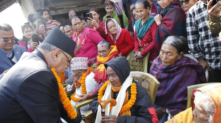 मोरङको ग्रामथानमा प्रचण्डले गरे ज्येष्ठ नागरिकको सम्मान