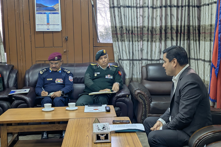 एयर एम्बुलेन्सबाट दुर्गमका बिरामी ल्याउन सेनासँग स्वास्थ्यमन्त्रीको छलफल