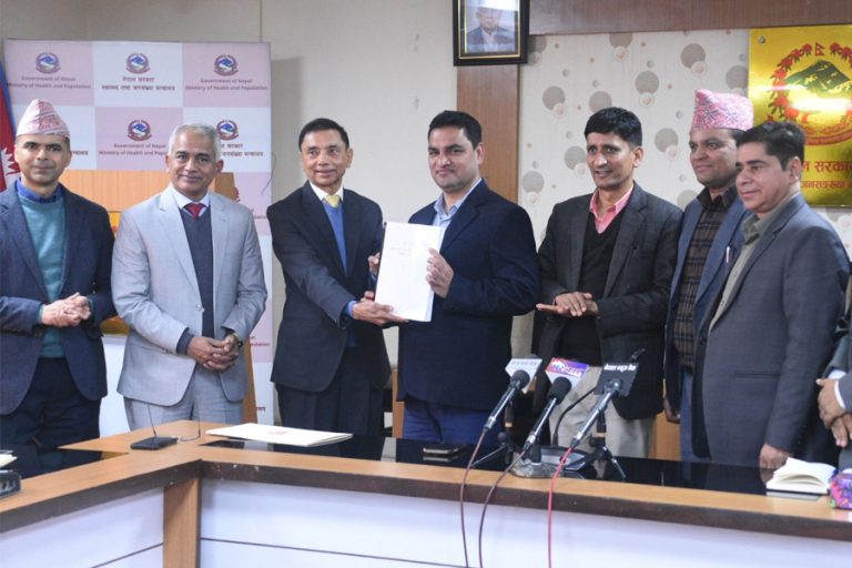 १० वर्षभित्र सबै नागरिकलाई स्वास्थ्य बीमामा समेट्न कार्यदलको सुझाव