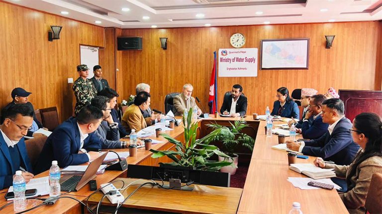 खानेपानीमन्त्री यादव र एडिबी निर्देशकबीच भेटवार्ता