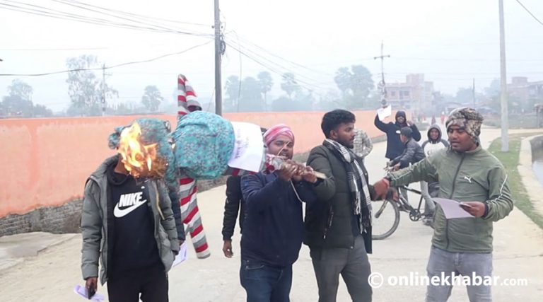 मधेशको सरकारी कामकाजी भाषासम्बन्धी विधेयकको विरोधमा प्रदेशसभा अगाडि प्रदर्शन