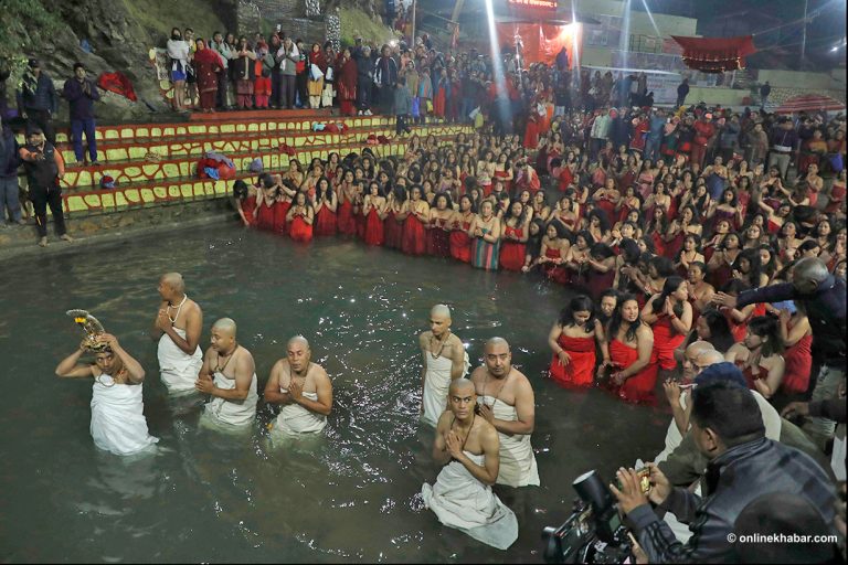 शालीनदीमा स्नान (तस्वीरहरू)