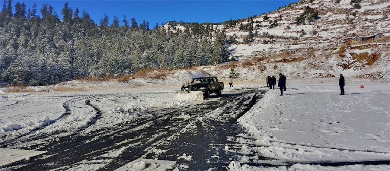 सिमकोट विमानस्थलमा हिउँ पन्छाएर हवाई सेवा सञ्चालन