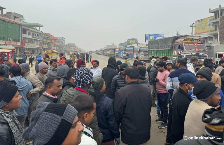 सडक छिटो निर्माणको माग गर्दै सिरहाको मिर्चैयामा १ घण्टा चक्काजाम