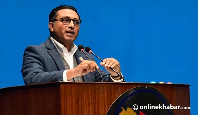 रास्वपाको टिप्पणी– घरको ढोका खोलेर पिँढीमा बसालेको भान भयो
