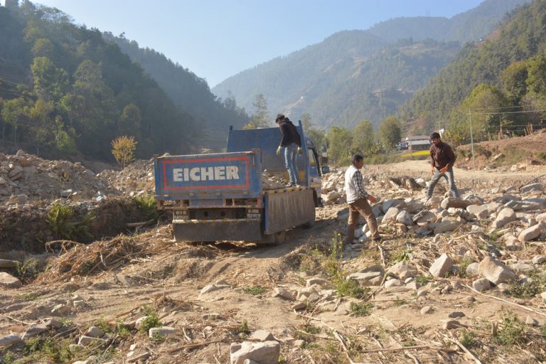 जुर्मुराउन थाले बाढीले थलिएको बेथानचोकका किसान