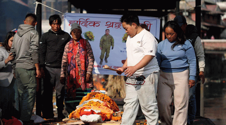 रुस-युक्रेन युद्धमा मारिएका विनोदको कुशको प्रतिमा बनाएर अन्त्येष्टि
