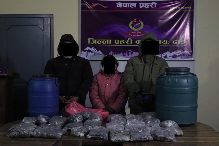 दाङमा चरेससहित ३ जना पक्राउ