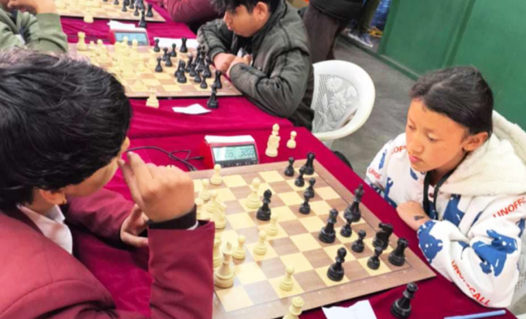 भारतका आभनिष र डेसियल बुद्धिचाल खेलमा अगाडि