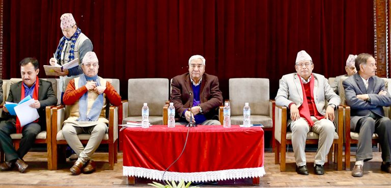 कांग्रेस बैठकमा मन्त्रीमाथि प्रश्न: ‘मन्त्री मुस्कुराउने, सेवाग्राही रुने अवस्था किन ?’