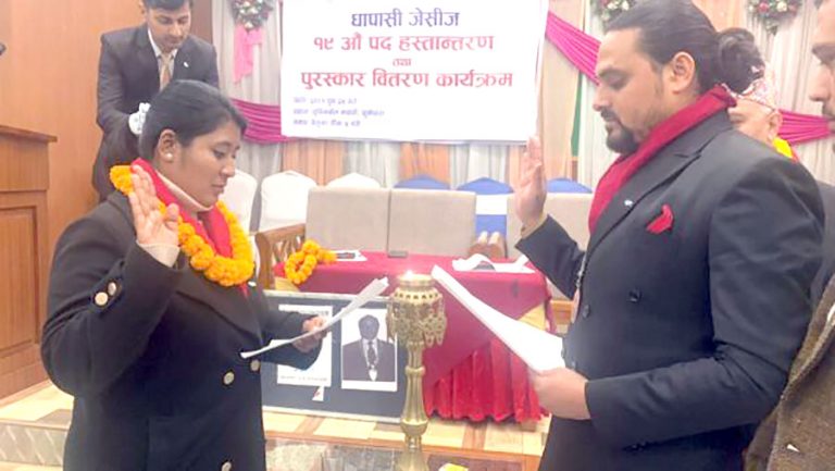 धापासी जेसीजको नवनिर्वाचित कार्यसमितिको पदभार ग्रहण