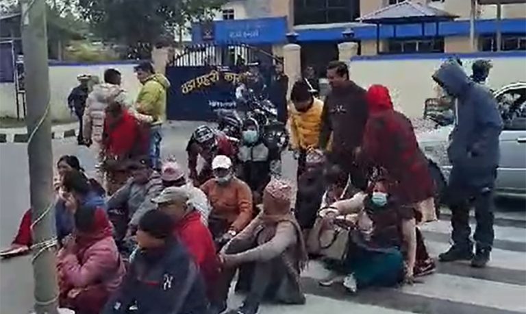 सूर्यदर्शन सहकारी प्रकरणः इजलास प्रवेश गर्न नपाएपछि अदालतबाहिर पीडितको धर्ना