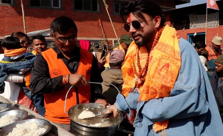 जन्मदिनमा पशुपतिका असहायलाई खाना खुवाए दुर्गेशले, १ लाख सहयोग
