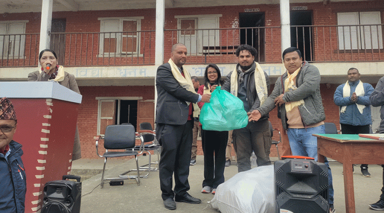 इसेवा मनी ट्रान्सफरद्वारा इन्द्रेश्वर माविका १२६ विद्यार्थीलाई जुत्ता र मोजा सहयोग