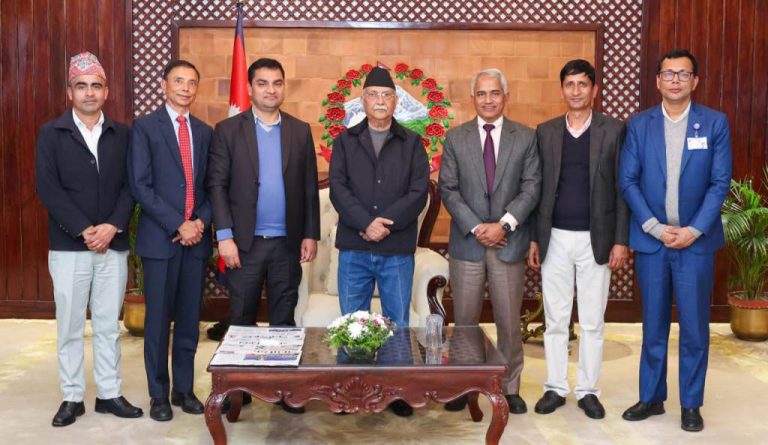 स्वास्थ्य बीमा रकम ५ लाख पुर्‍याउने योजनासहितको प्रतिवेदन प्रधानमन्त्रीसमक्ष पेश