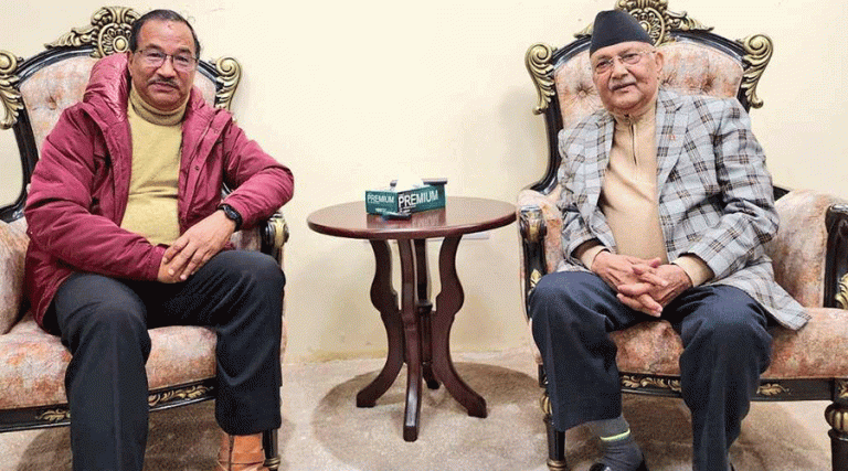 कमल थापाले भेटे प्रधानमन्त्री ओली, संविधान संशोधनबारे छलफल