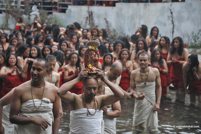 माधवनारायणका व्रतालुद्वारा शेषनारायण पुगेर स्नान (तस्वीरहरू)