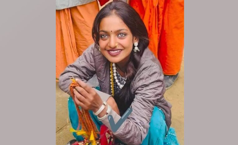 नीला आँखावाली भाइरल गर्ल मोनालिसालाई फिल्मको समेत अफर