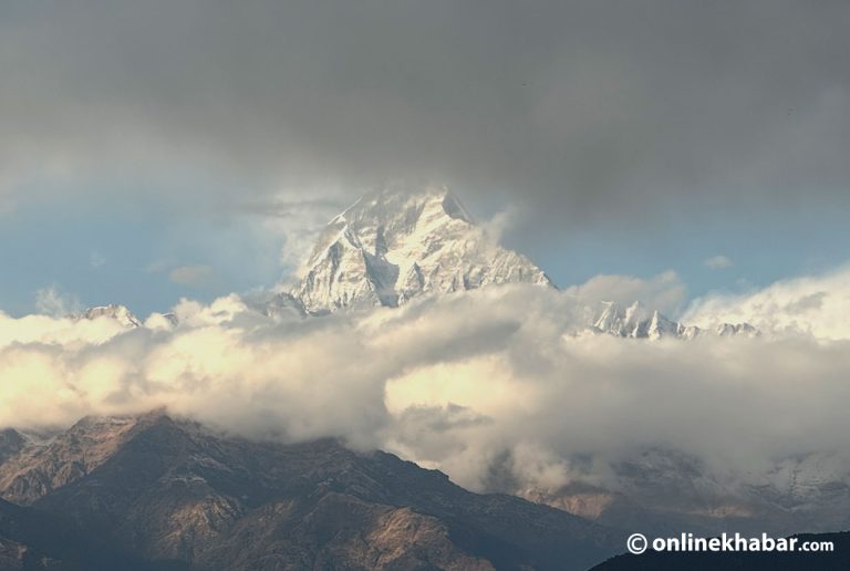 माछापुच्छ्रेमा हिउँको घुम्टो (तस्वीरहरू)
