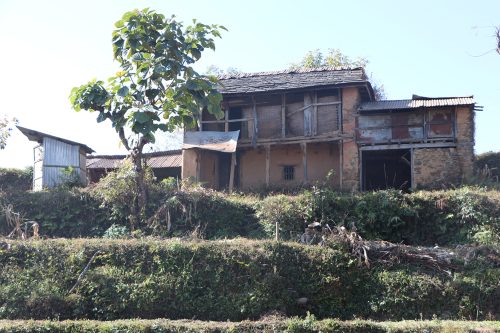 लमजुङको राइनासमा मान्छे बेगरका घरहरू