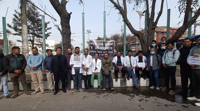 स्वास्थ्य र शिक्षामन्त्रीको निर्णयविरूद्ध सडकमा उत्रिए आवासीय चिकित्सक