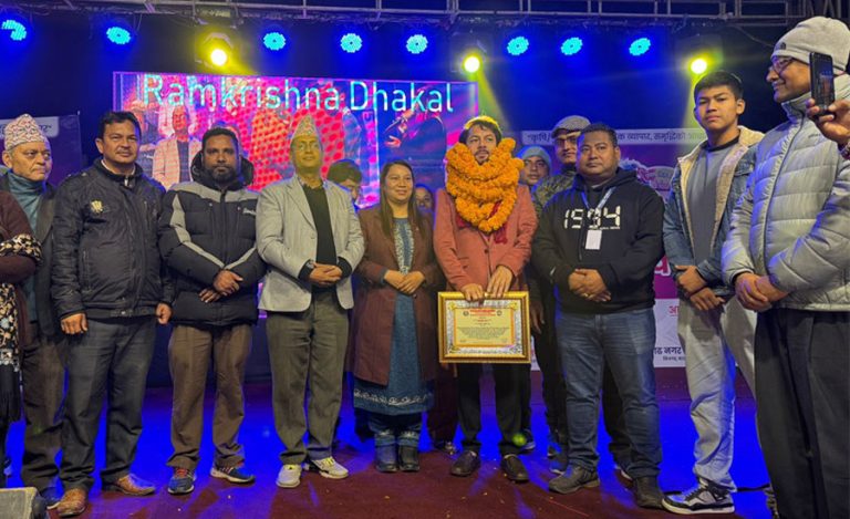 रामकृष्ण ढकाललाई जन्मथलोमा ‘गायन सम्राट’ उपाधिबाट सम्मान