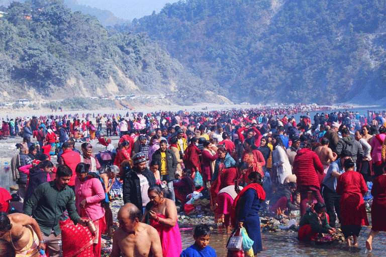 माघे सङ्‍क्रान्तिमा कालीगण्डकीमा स्नान गर्नेको घुइँचो (तस्वीरहरू) 