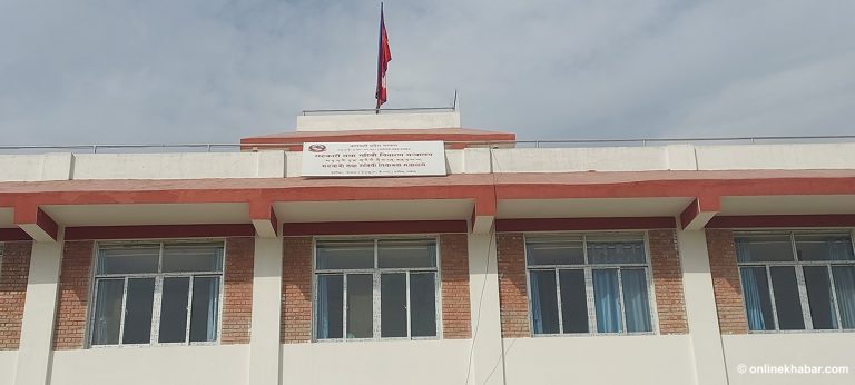 बागमती सरकारको कन्तविजोग : तरकारी बेच्न बनाइएको भवनमा मन्त्रालय