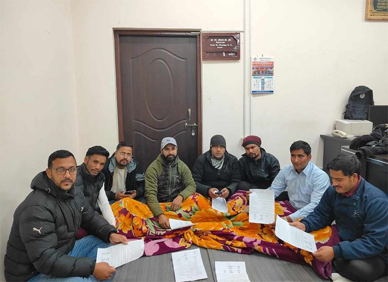 पाँच विद्यार्थी संगठन रेक्टर कार्यालयको ढोका अगाडि धर्नामा