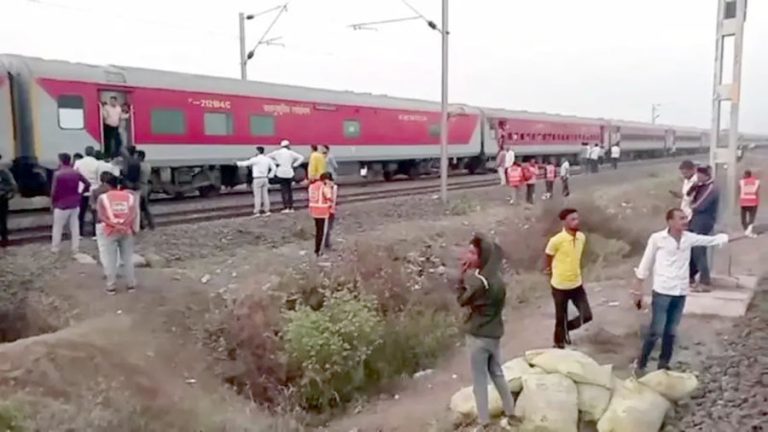 भारतको पचौरा स्टेशनमा ट्रेनले ट्रयाक छोड्दा ११ को मृत्यु, ५० बढी घाइते