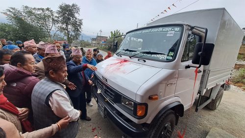 अनुदान नपाएपछि दुम्सीका किसानले दूध बेच्न किने ‘ट्रक’