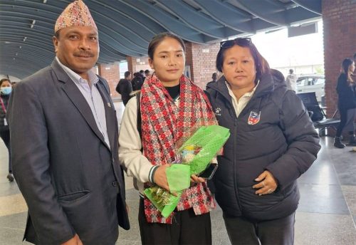 व्यावसायिक फुटबल खेल्न एन्जिला ग्रीस प्रस्थान