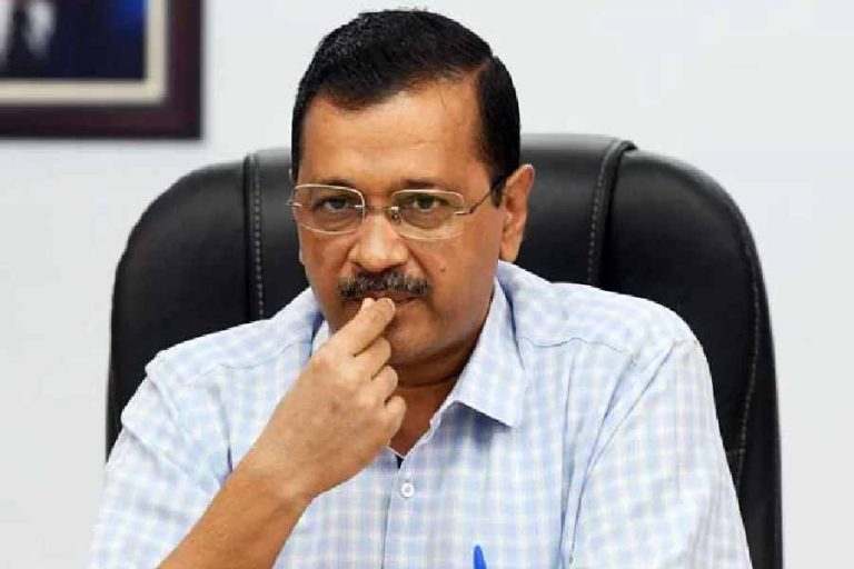 दिल्लीमा केजरीवाललाई धक्का, भारी सिट गुमाउँदै