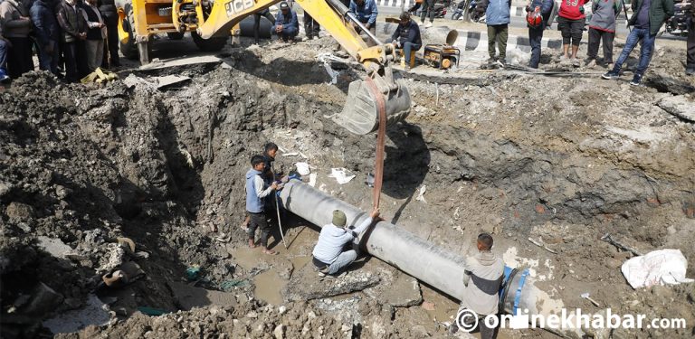 यसरी भइरहेको छ बबरमहलमा फुटेको पाइप मर्मतको काम (तस्वीरहरू)