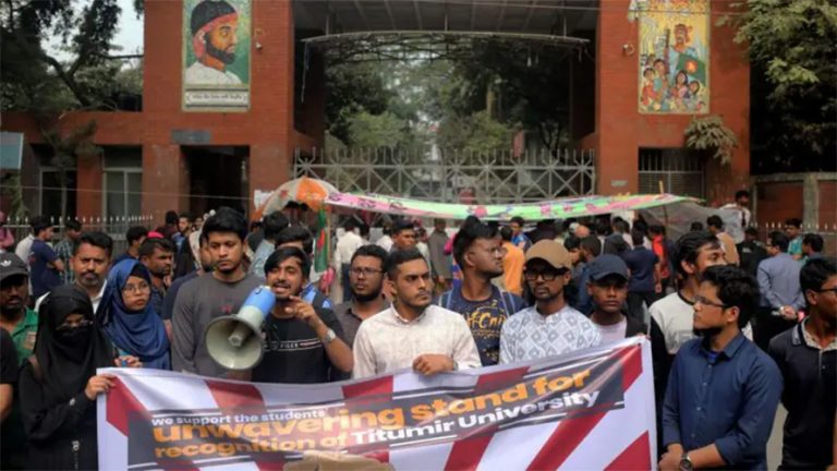 युनुसको निवास बाहिर किन हुँदैछ प्रदर्शन ?