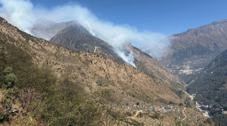 हेलिकप्टरले भोटेकोशीको पानी खन्याउँदा पनि निभेन ३ दिनदेखि लागेको डढेलो