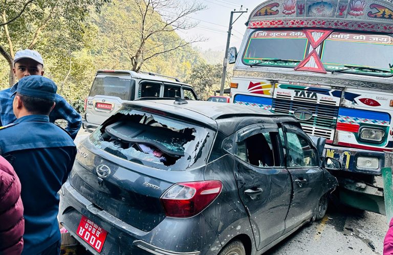 फिस्लिङ नजिक कार र ट्रक ठोक्किए, सडक एकतर्फी